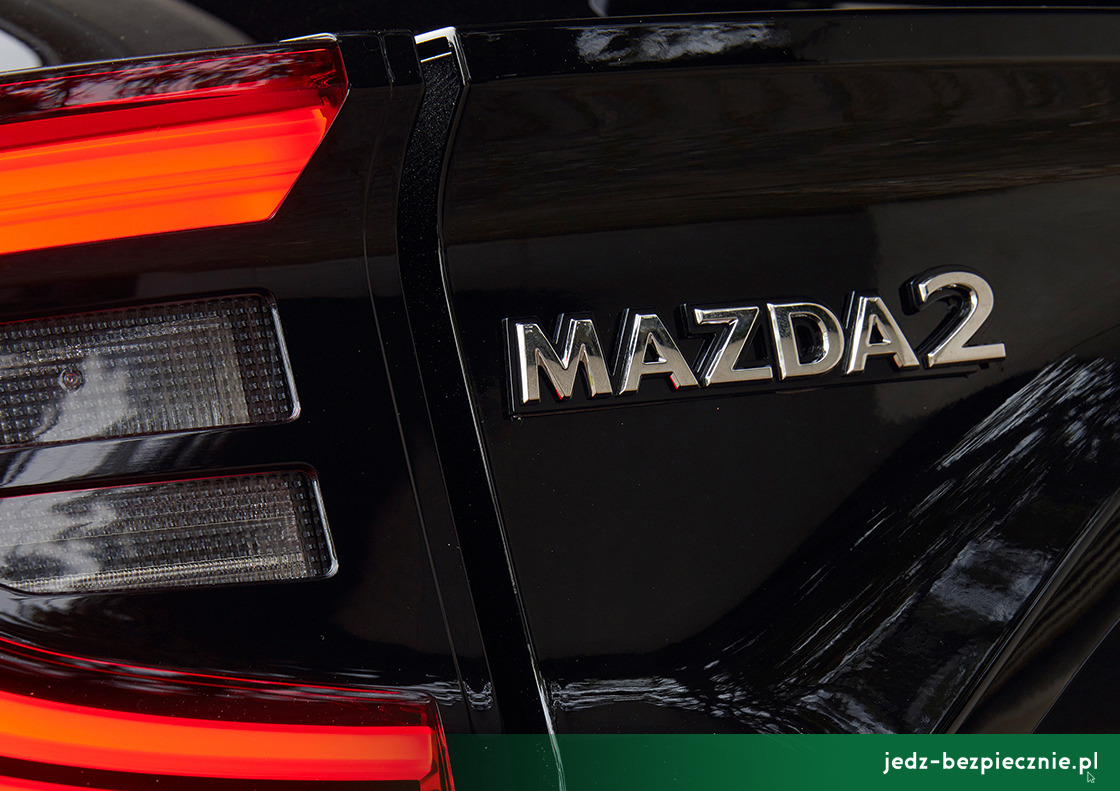 Premiera tygodnia - Mazda 2 mild-hybrid facelifting 2022 - światła tył z Toyoty Yaris